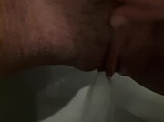 Faccio la pipì e mi tocco